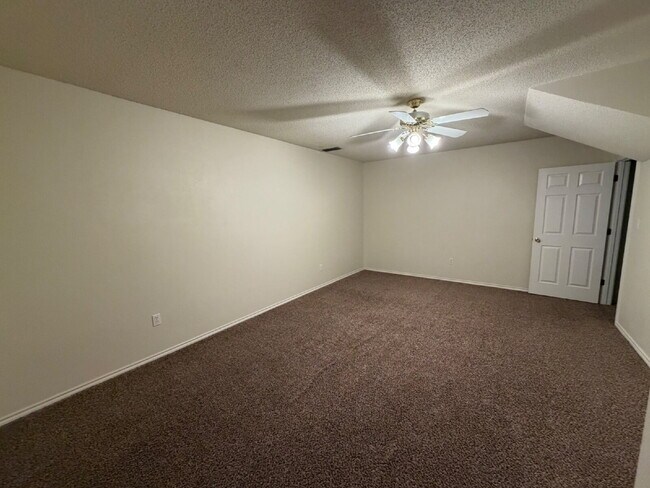 Building Photo - Duplex Located Between 98th & Indiana With Basement!