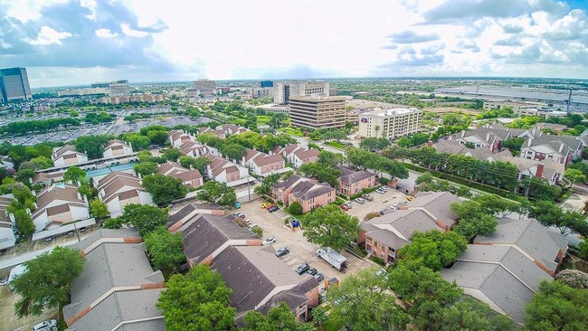 Building Photo - 2255 Braeswood Park Dr