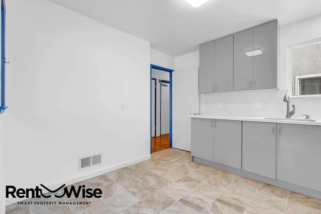 Building Photo - 214 Miramar Ave