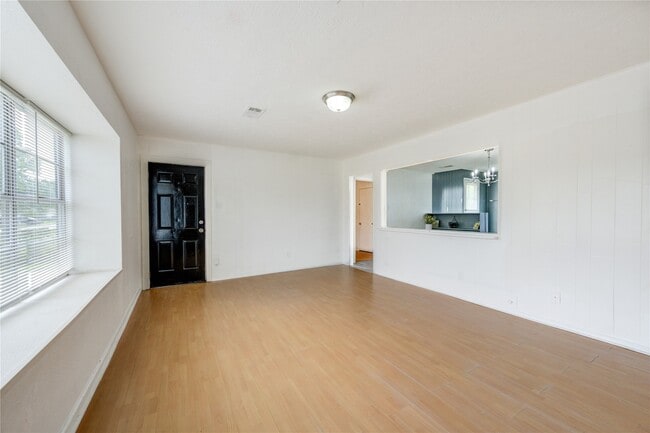 Building Photo - 2205 Kingsdale Dr