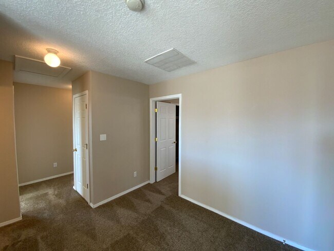 Building Photo - 3 Bedroom Home Available Near Unser Blvd N...