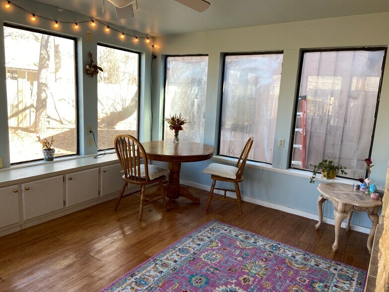 sunroom - 1816 W Arrowhead Plz