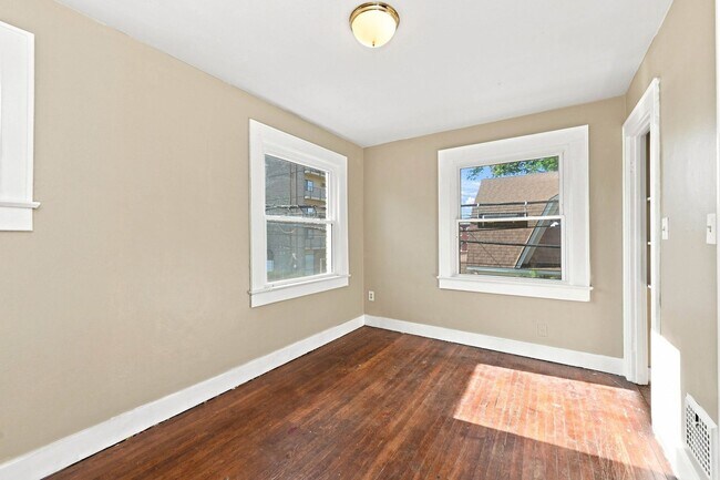 Building Photo - 129 S King St