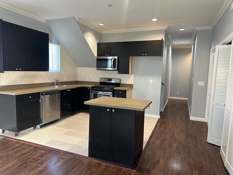 Building Photo - 14343 Tiara St