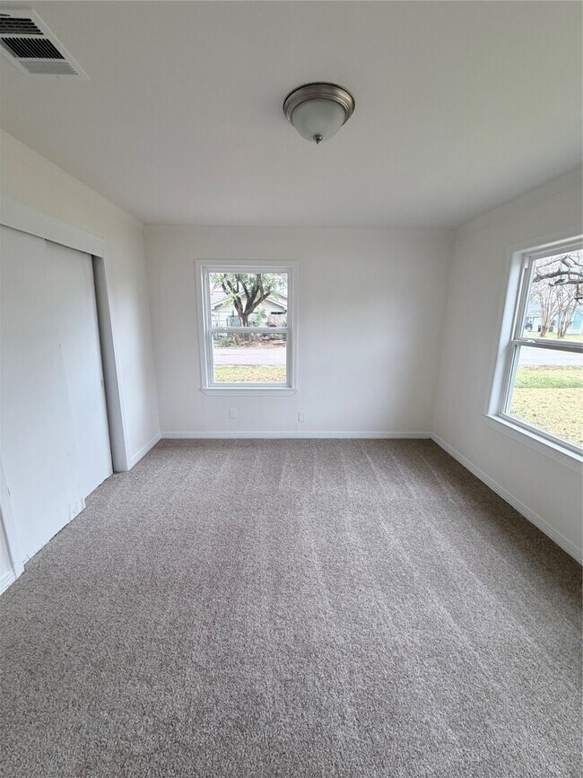 Building Photo - 5451 Oriole St