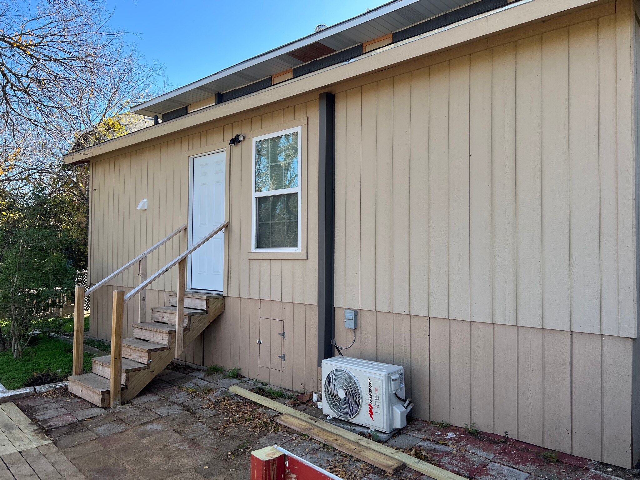 Building Photo - 3801 Meadowbrook Dr