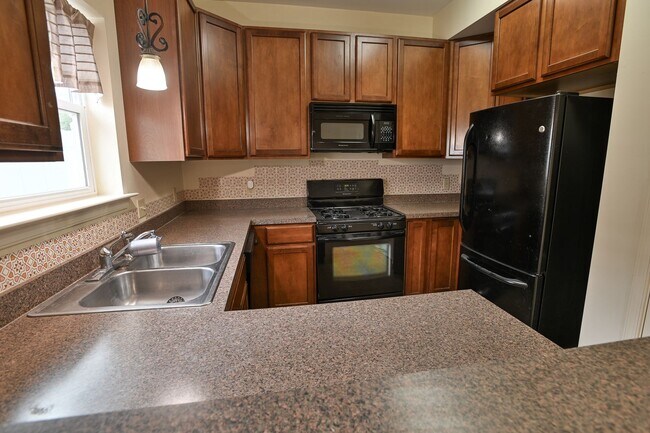 Building Photo - 3 Bedroom Single Family in Midtown with Pa...