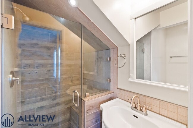 Building Photo - Upgraded 4 Bedroom, 3 Bathroom Home Available