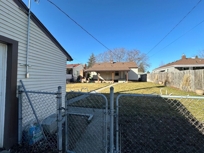 Building Photo - Dont Miss this 3 Bedroom 2 Bath Shadle Rancher