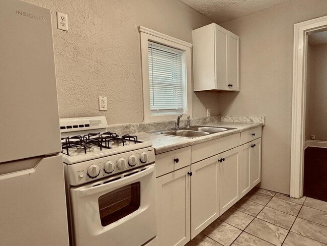 Building Photo - 305 1st St