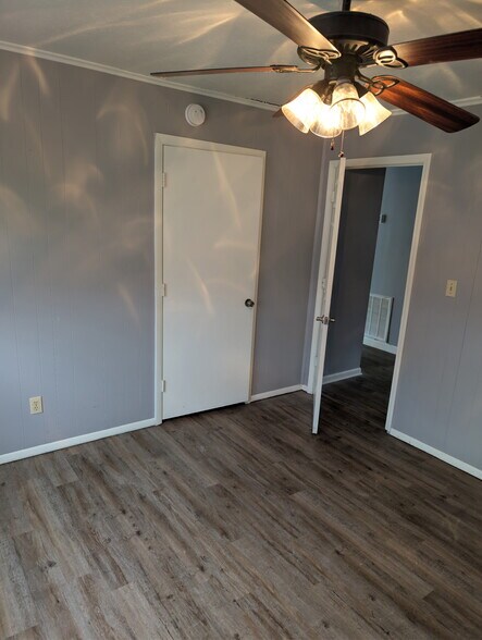 Building Photo - 204 Cherry Ln