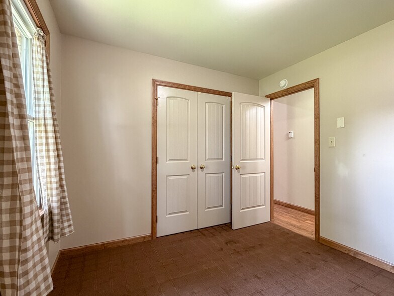 Building Photo - 60 Glenbrook Rd