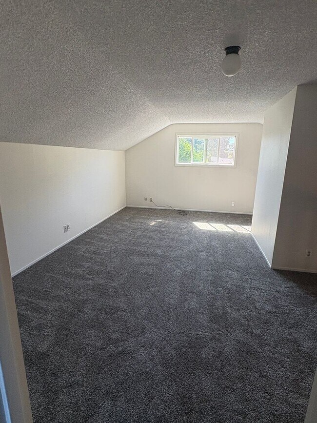 Building Photo - Wonderful home with bonus spaces