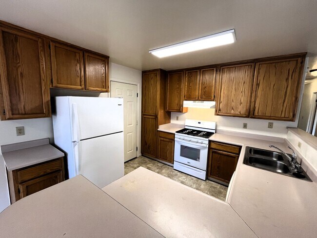 Building Photo - 2025 Thiel Ave