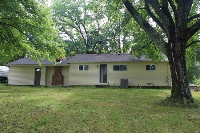 Building Photo - 611 Russell Rd