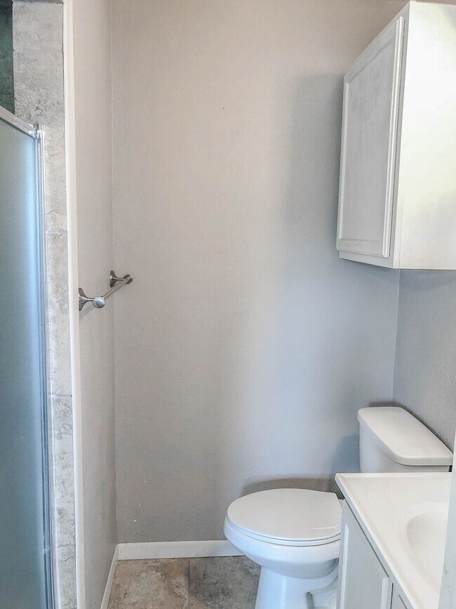 Building Photo - Pre-Leasing 3 bed 2 bath