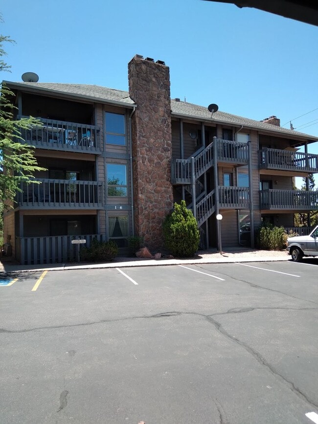 Building Photo - 3 bed / 2 bath Condo Available