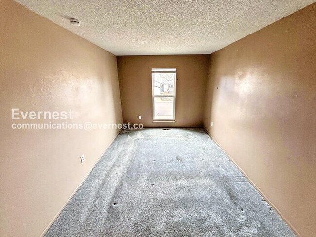 Building Photo - 4 Bed/2 Bath Home with Fenced Yard & Garage / Available Now!