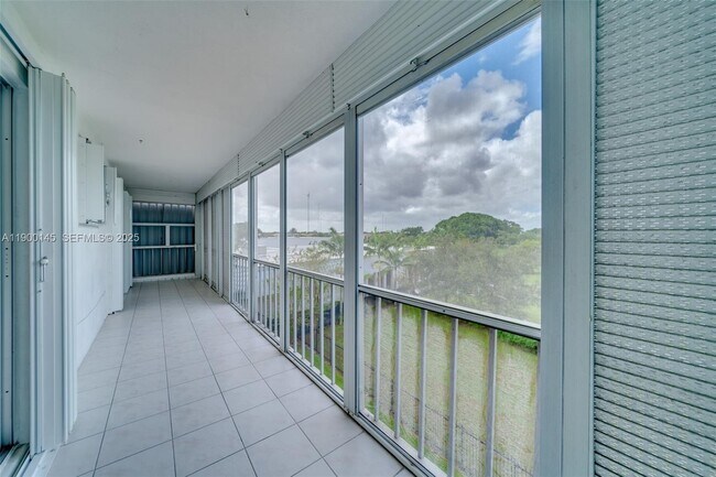 Building Photo - 950 Hillcrest Dr