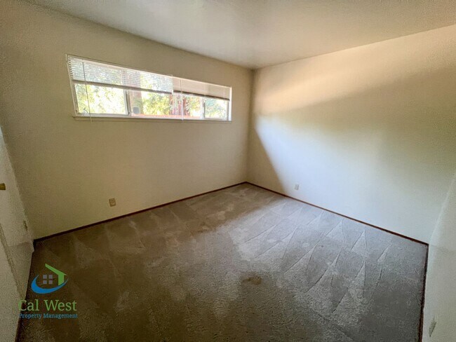 Building Photo - 10600 E Estates Dr