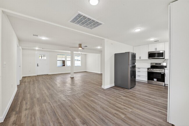 Building Photo - 8221 Bigwood St