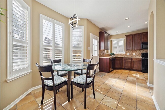 Building Photo - 11215 Royce Palms Dr