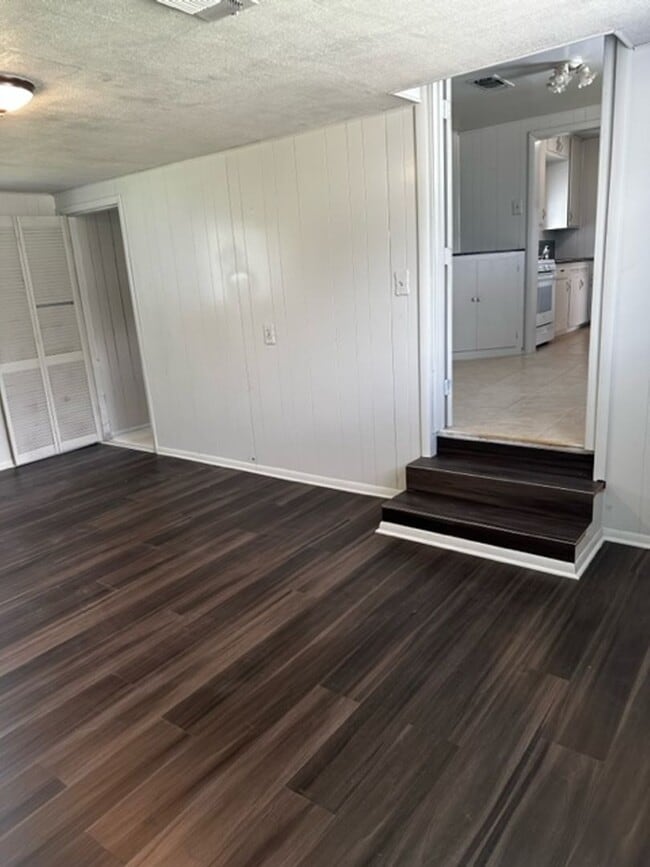 Building Photo - 402 Newton St