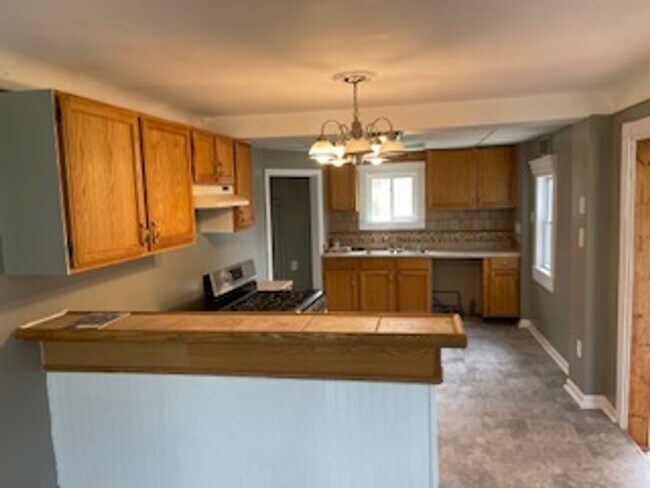 Building Photo - 3 bed 1 bath bungelow in Harper Woods with attached garage and basement