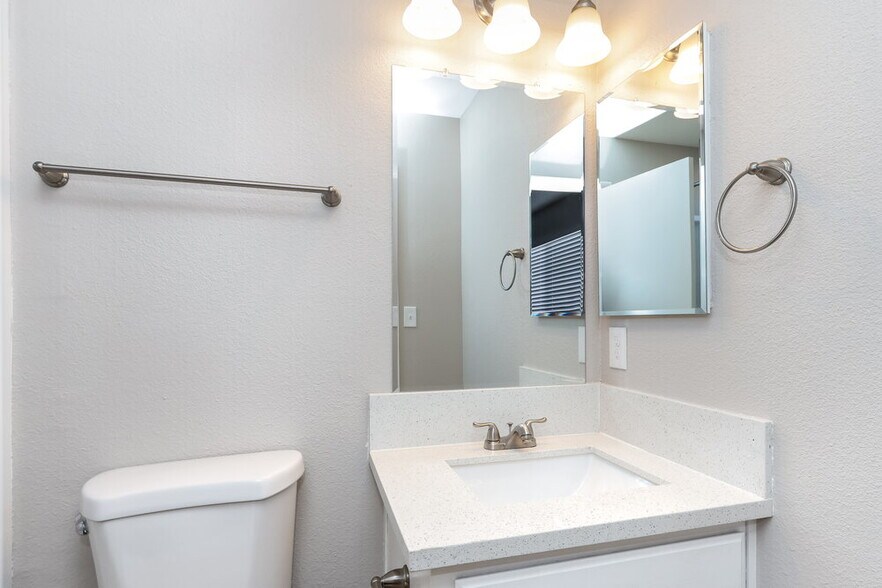 Building Photo - 7668 Kalmalii Ave