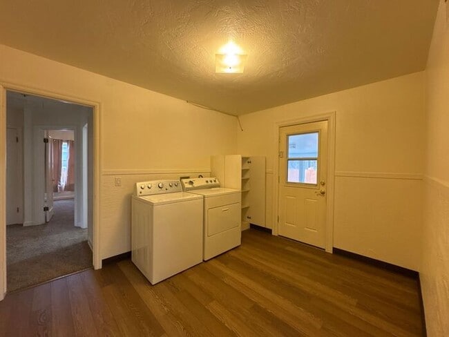 Building Photo - Charming 3 bed / 1 bath COMING SOON in the...