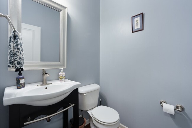 Building Photo - Incredible 3be/2.5ba House In Quiet Neighb...