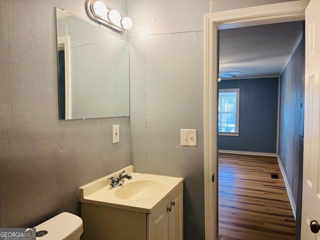 Building Photo - 103 Addie St