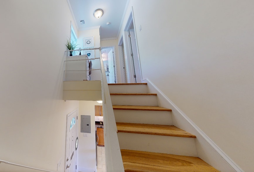 Building Photo - 176 Thornton Rd