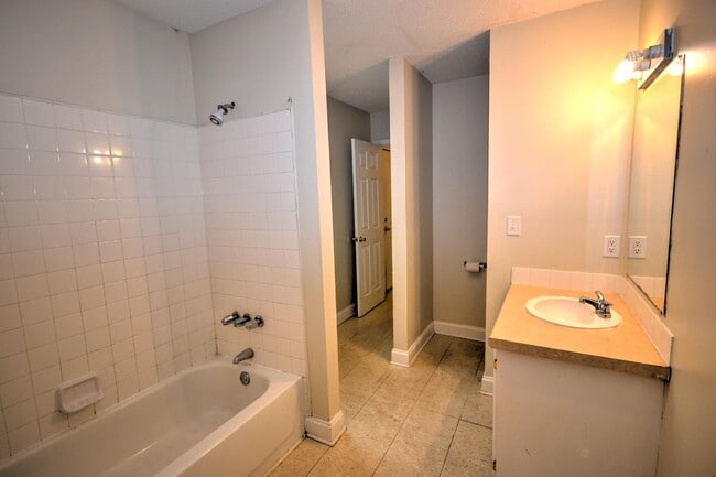 Building Photo - 216 Tryon St