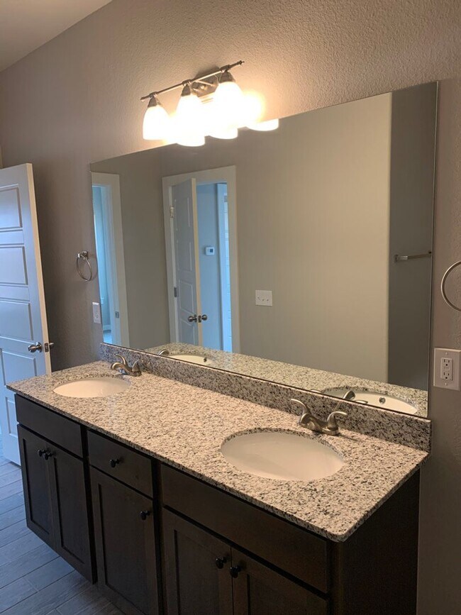 Building Photo - 3- Bedroom, 2-Bath, Double car garage Dupl...