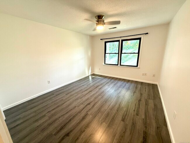 Building Photo - 495 Vincelette St