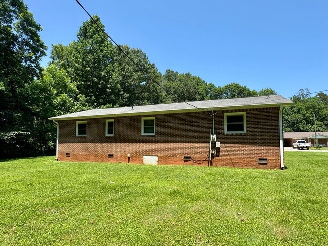 Building Photo - Move-in Ready!
