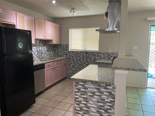Building Photo - 630 Valley View Dr