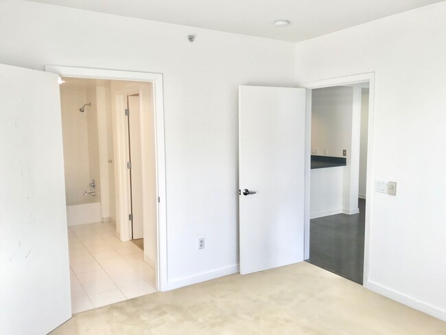 Building Photo - Potrero Hill 2Br/2Ba Modern Condo w/Parkin...