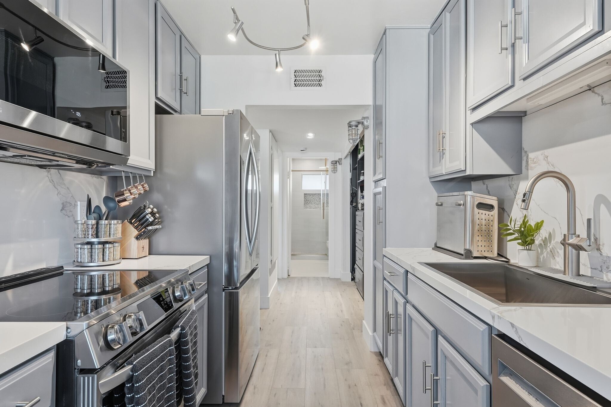 Building Photo - 450 W Vermont Ave