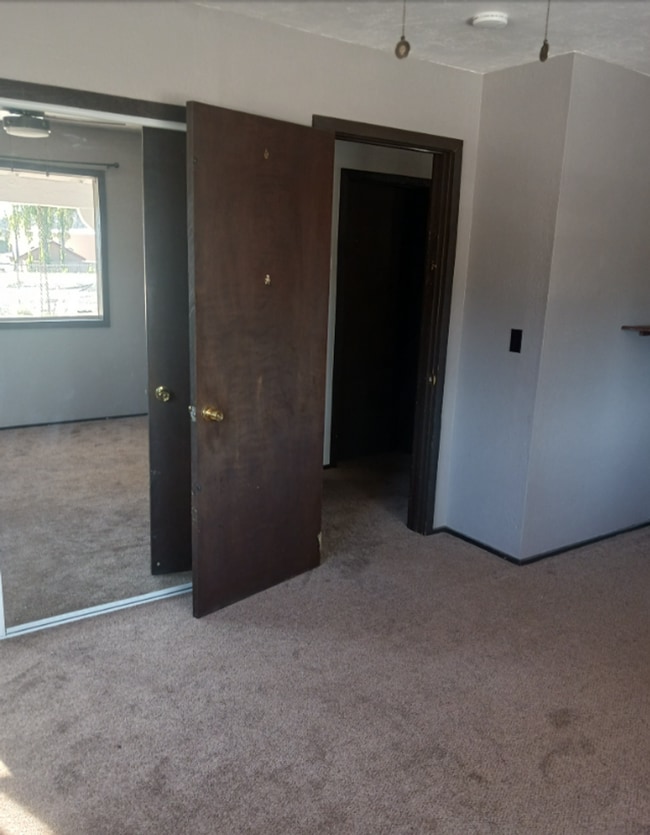 Building Photo - 1066 Paradise Way