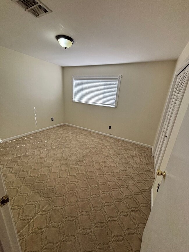 Building Photo - Central Bossier Beauty!