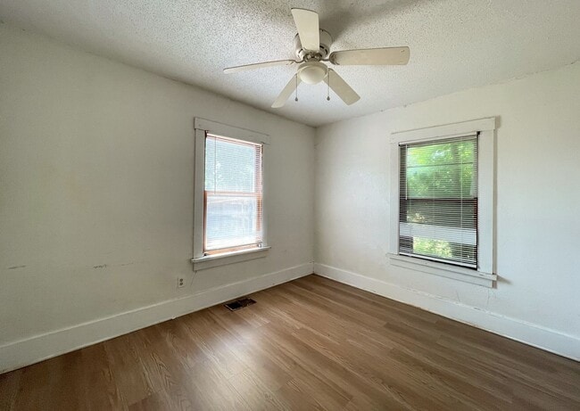 Building Photo - 2-Bedroom Bungalow