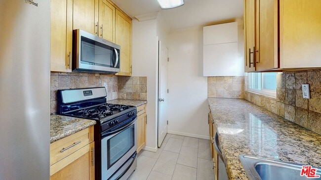 Building Photo - 432 S Doheny Dr