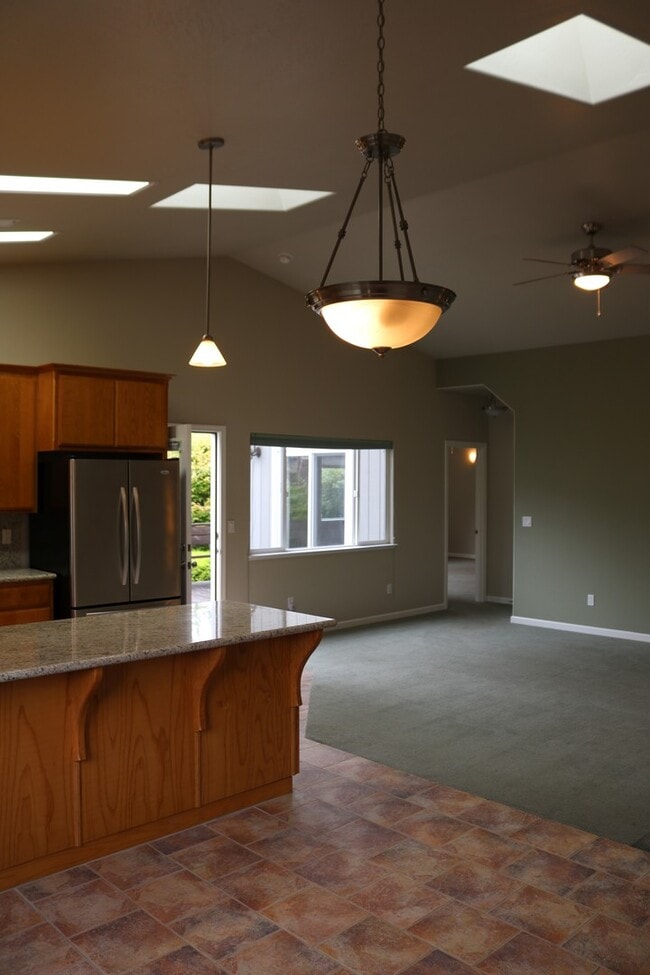 Building Photo - Gorgeous, spacious 3/2.5 with garage and o...