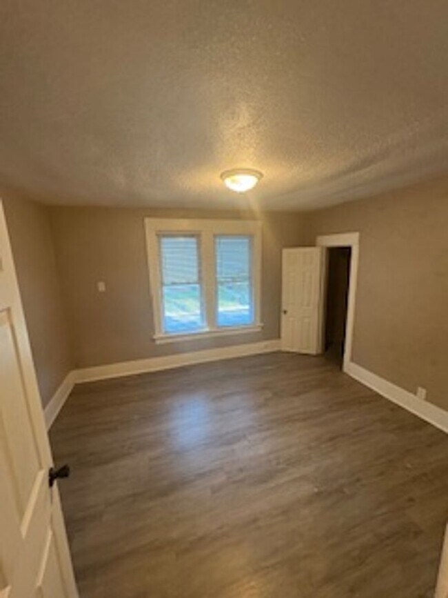 Building Photo - 3 Bedroom / 2 Bathroom House in Peoria, IL