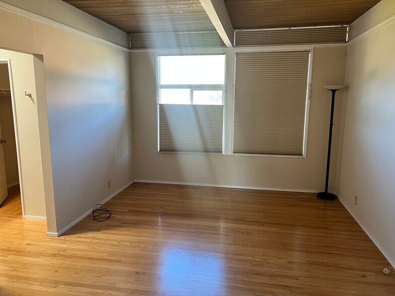 Building Photo - 880 Larkspur Dr