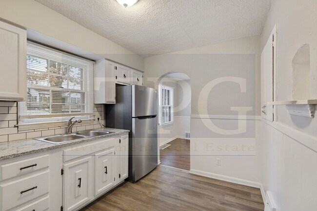 Building Photo - Newly Renovated, Pet Friendly Home in KCMO!