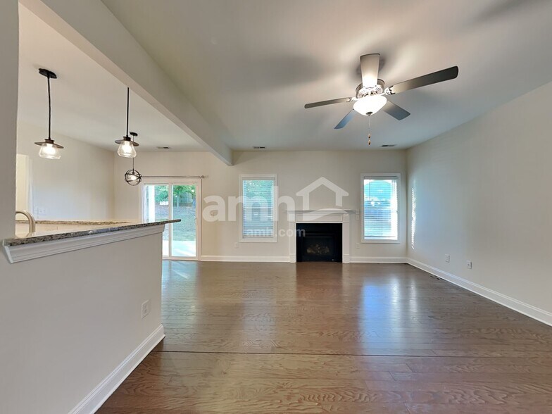 Building Photo - 102 White Ash Ln