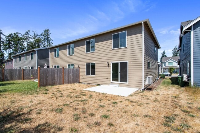 Building Photo - $1000 Move in Credit! 4 Bed 2.5 Bath - Townhome - Hillcrest - NAS Whidbey
